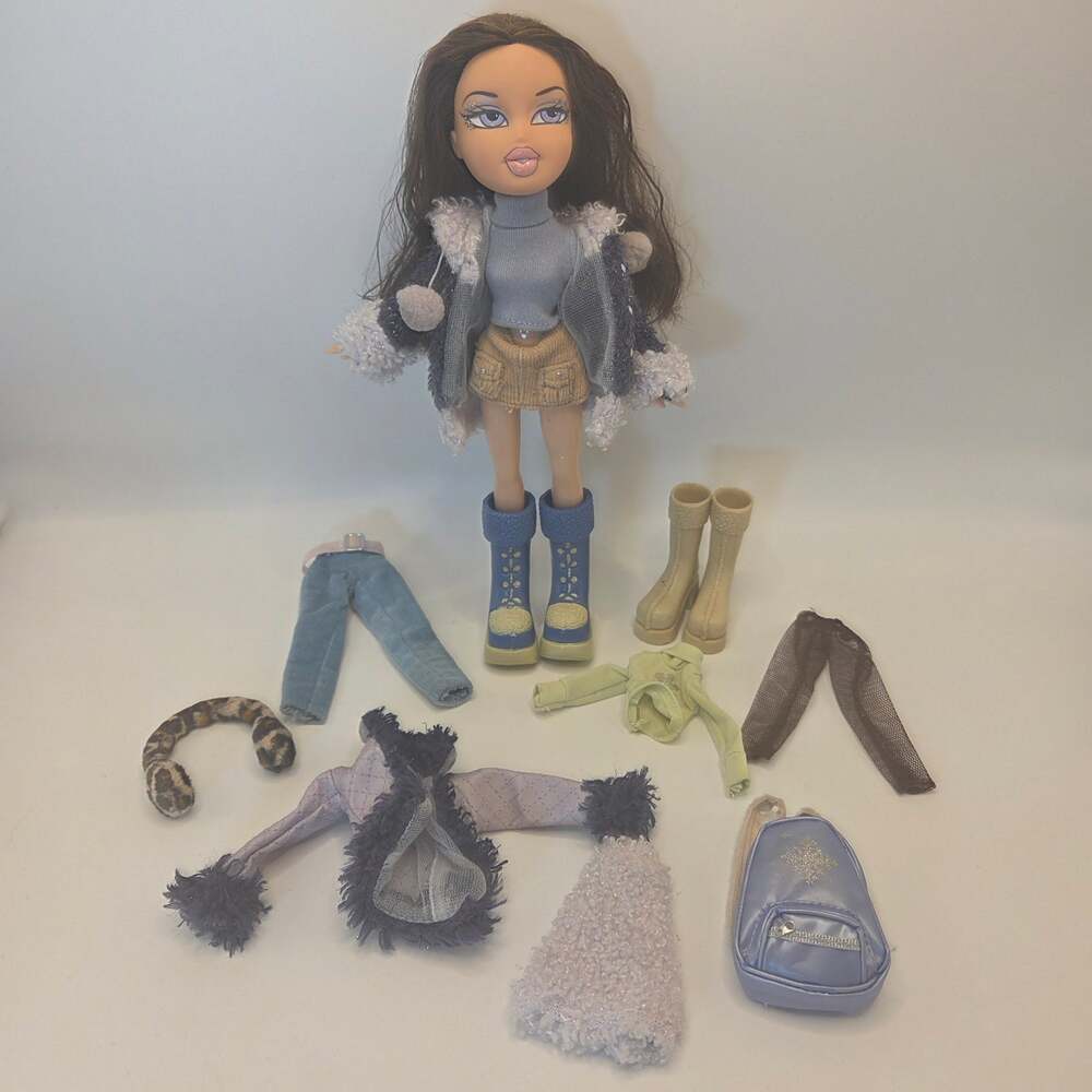 Vintage 2003 Bratz Wintertime Wonderland Dana & Some Original Clothes + extras
